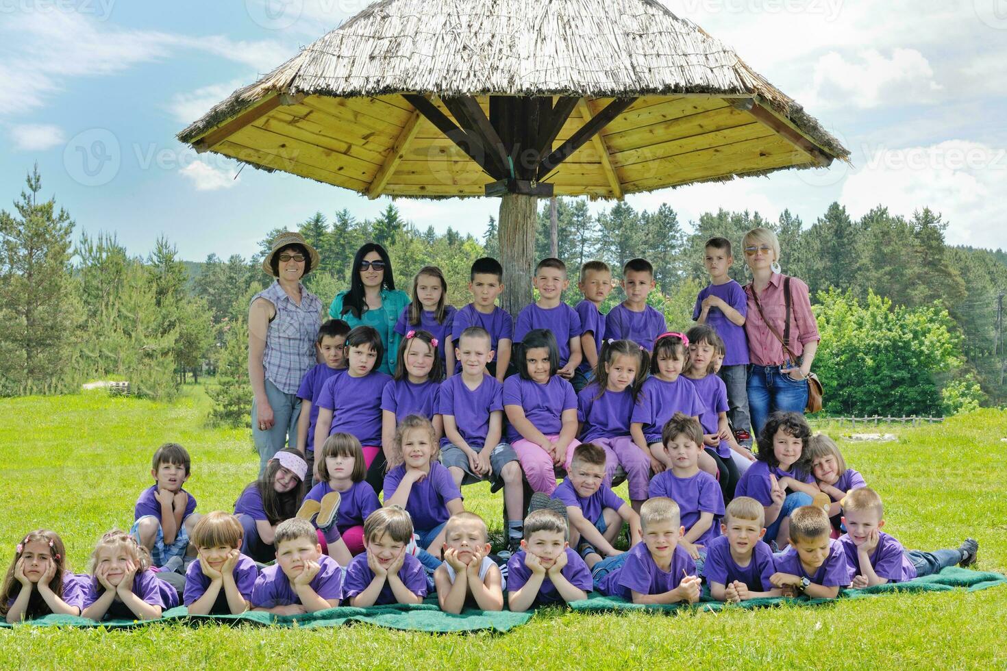 grupo de niños felices con profesor en la naturaleza foto