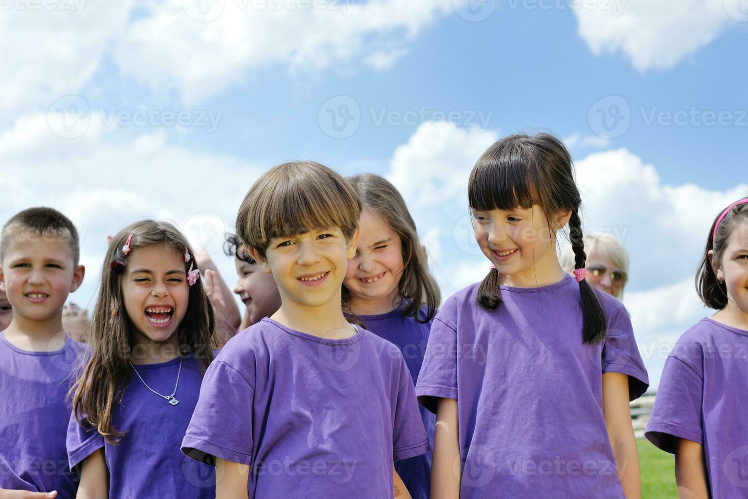 grupo de niños felices divertirse en la naturaleza foto