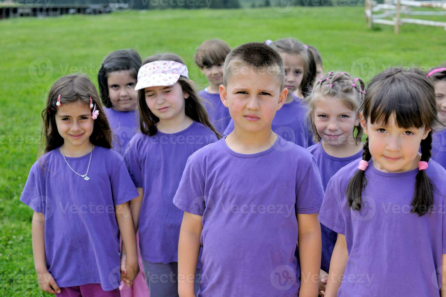 grupo de niños felices divertirse en la naturaleza foto