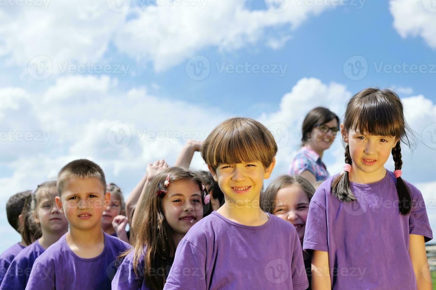 grupo de niños felices divertirse en la naturaleza foto