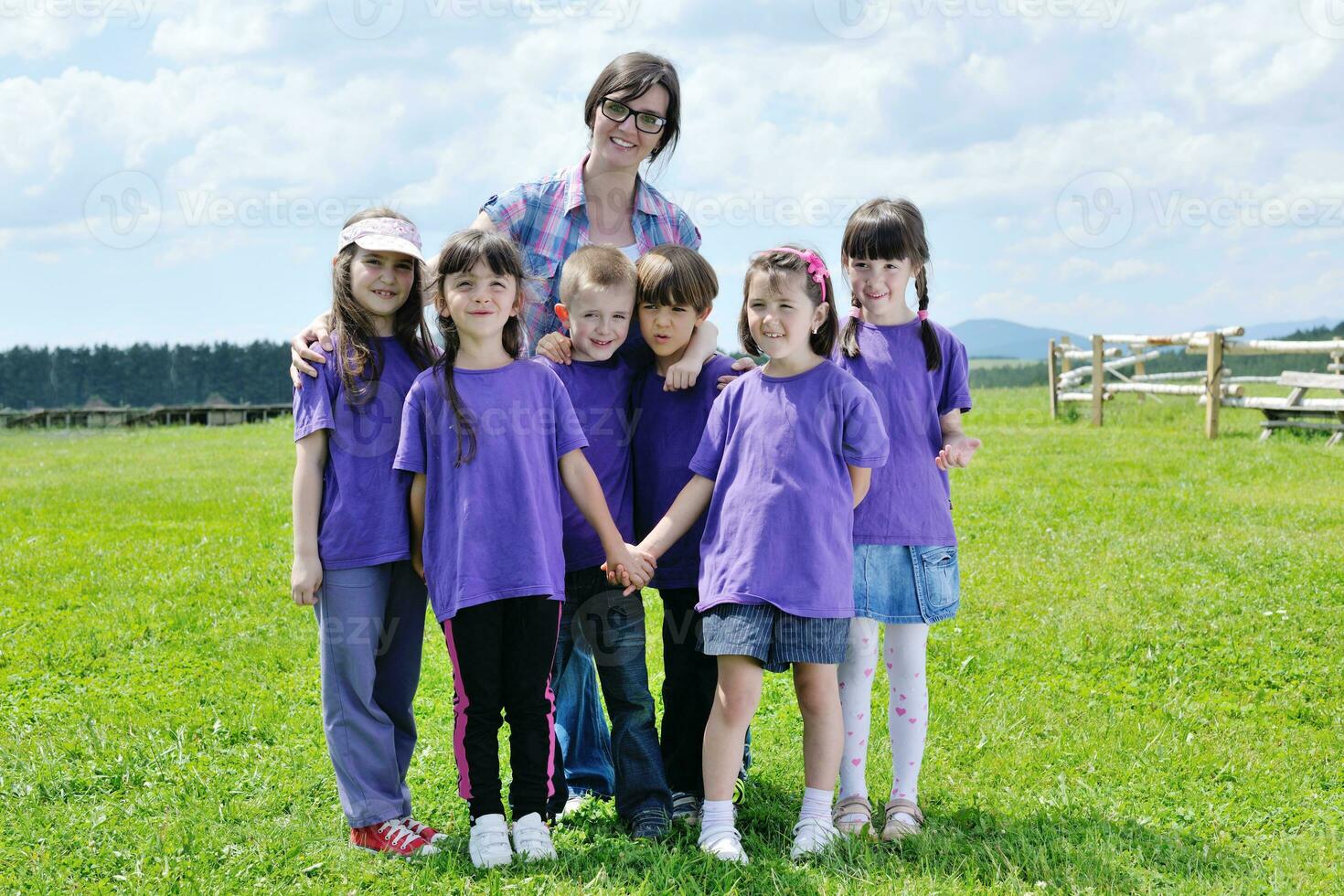 grupo de niños felices con profesor en la naturaleza foto