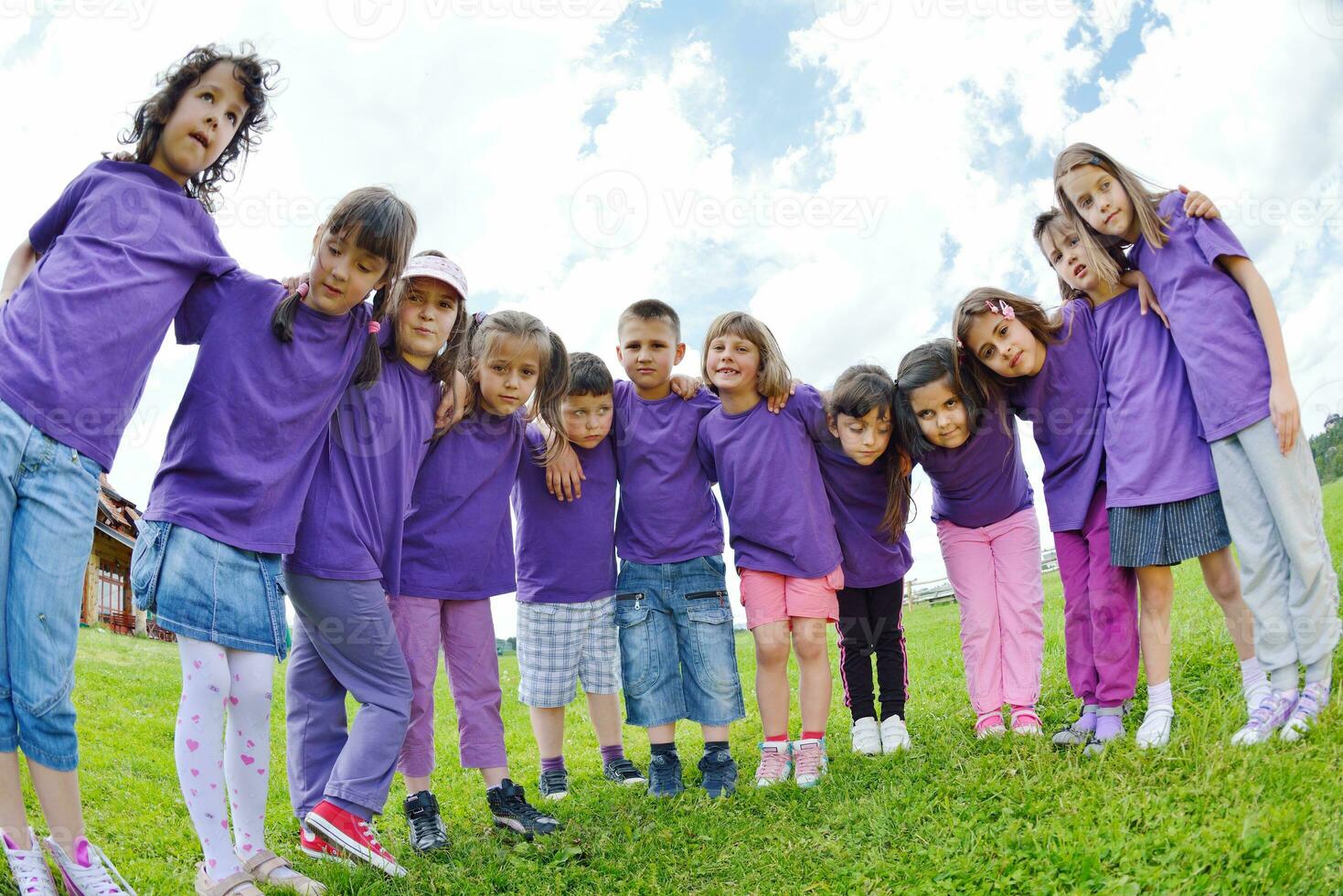 grupo de niños felices divertirse en la naturaleza foto