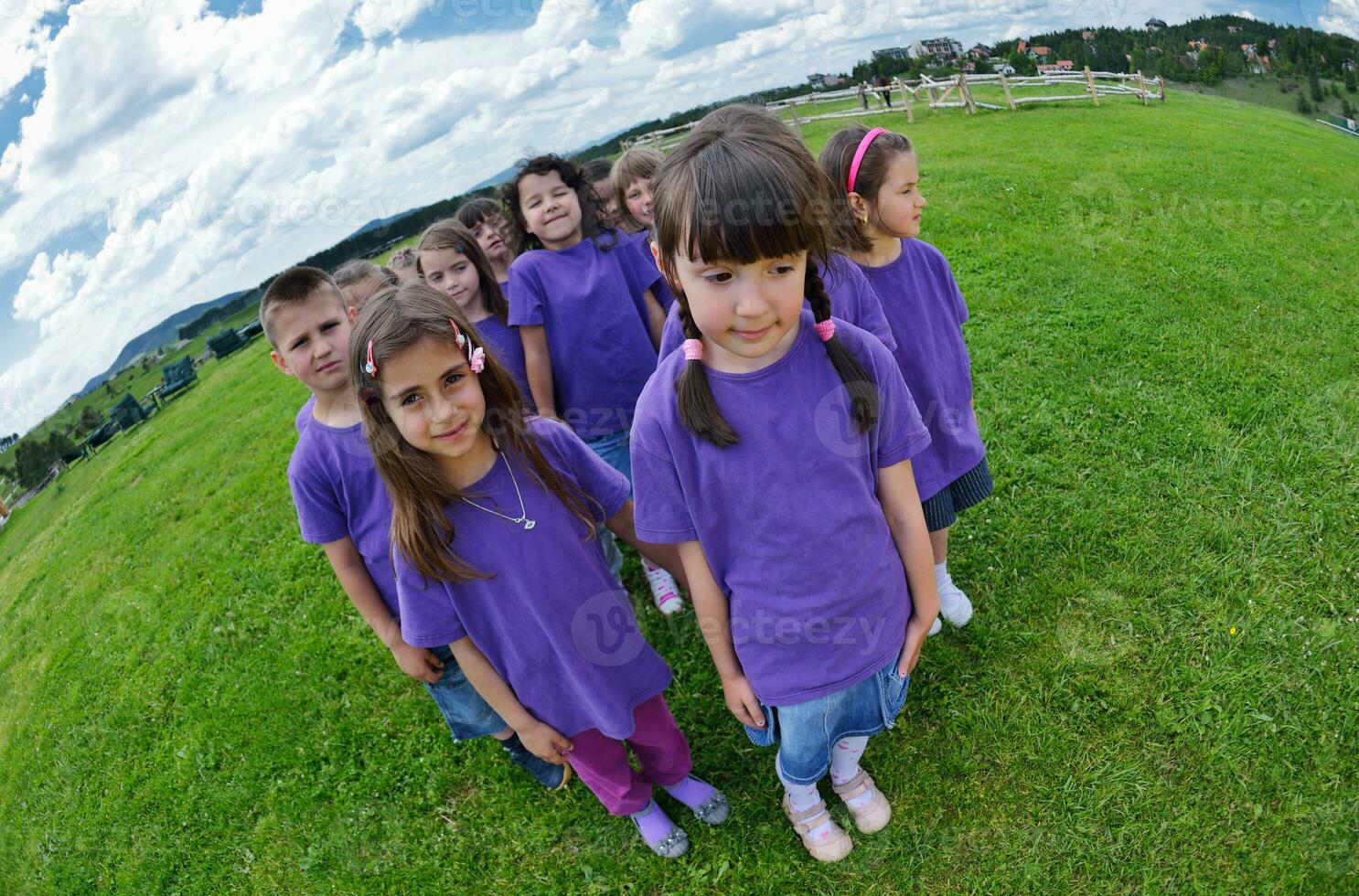 grupo de niños felices divertirse en la naturaleza foto