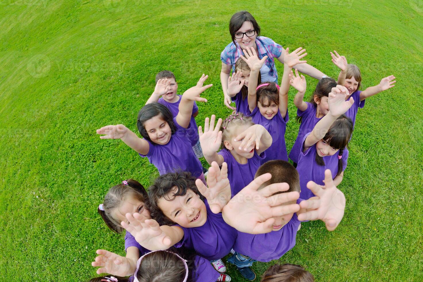 grupo de niños felices divertirse en la naturaleza foto