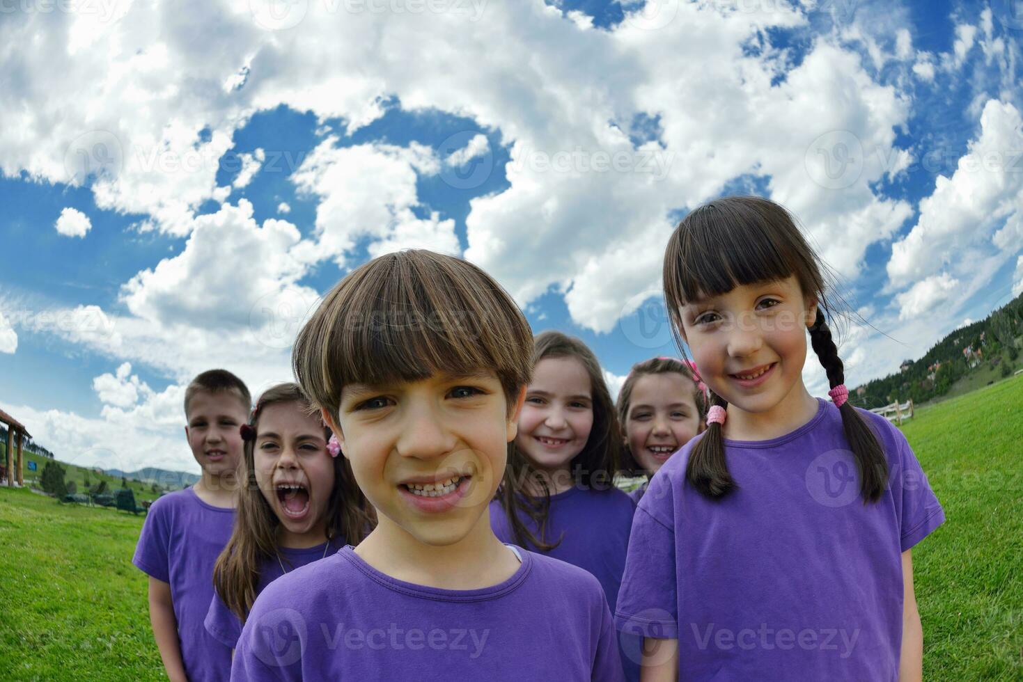 grupo de niños felices divertirse en la naturaleza foto