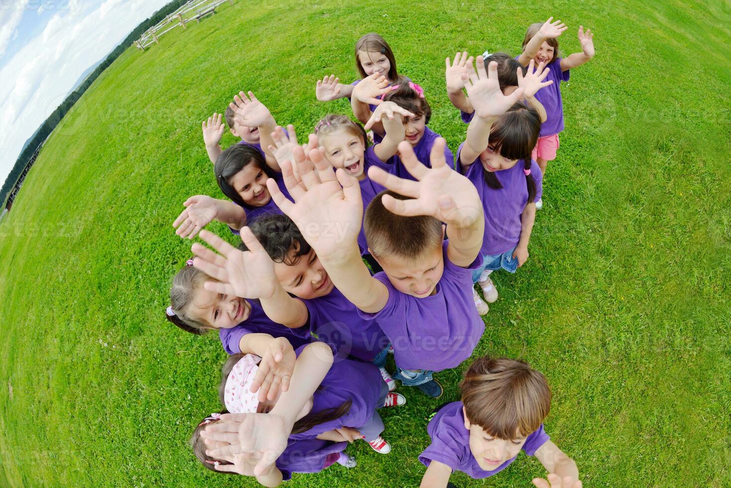 grupo de niños felices divertirse en la naturaleza foto