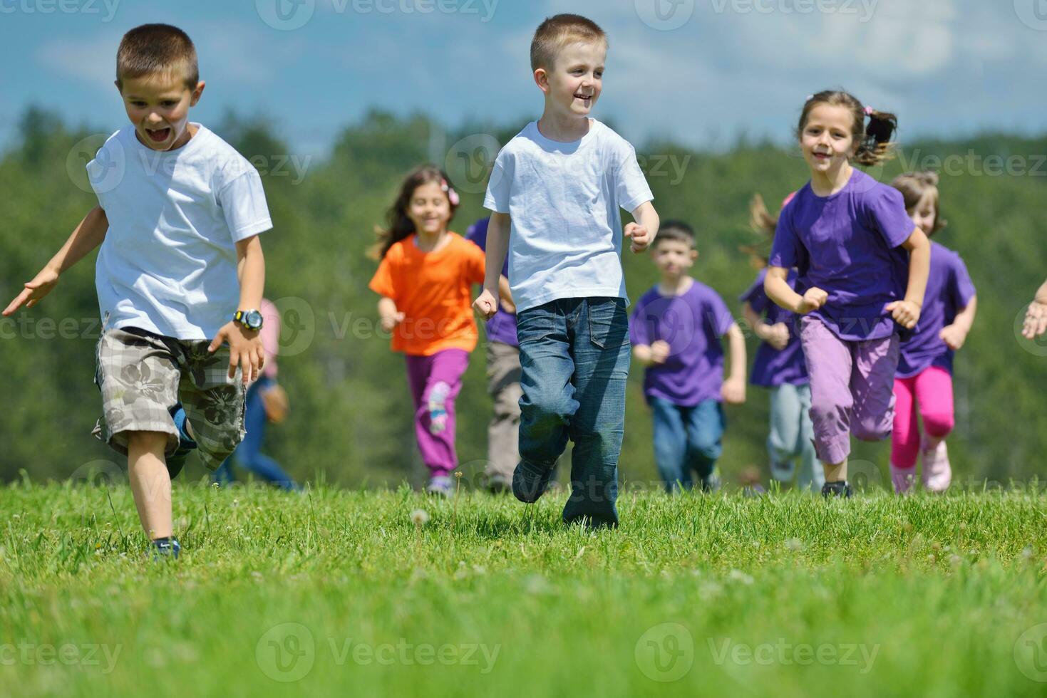 grupo de niños felices divertirse en la naturaleza foto