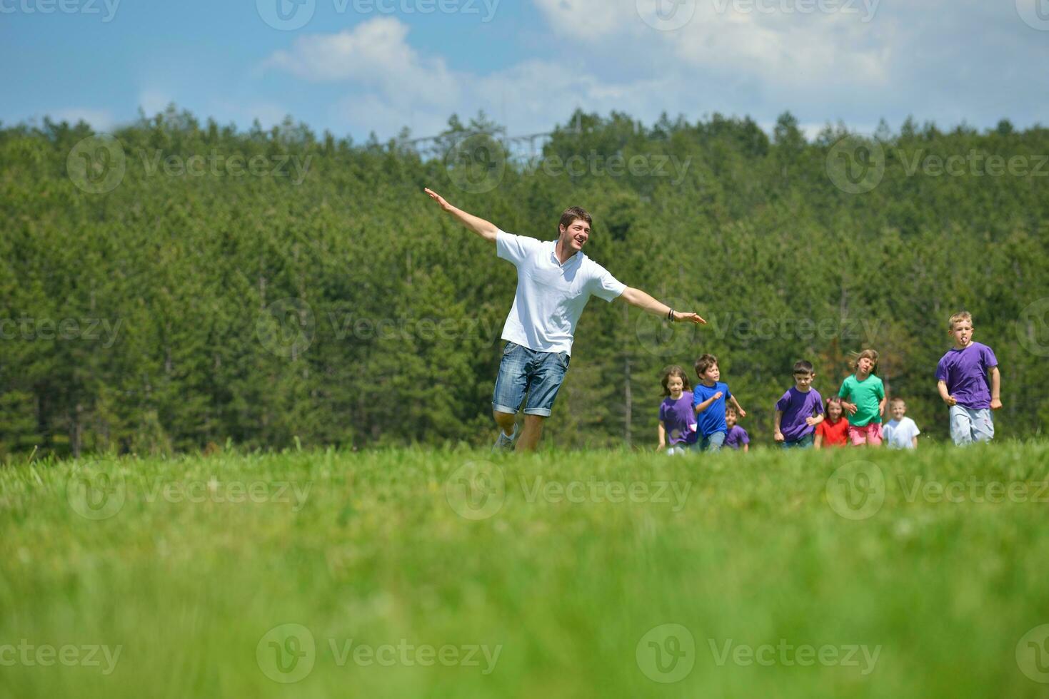 grupo de niños felices divertirse en la naturaleza foto