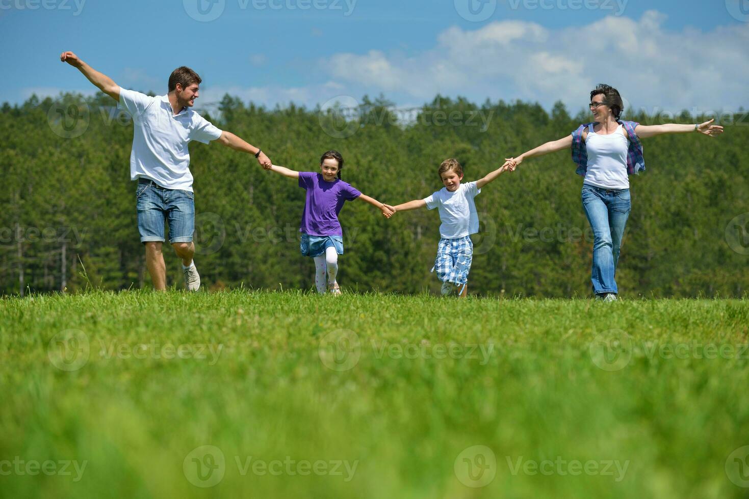 familia joven feliz divertirse al aire libre foto