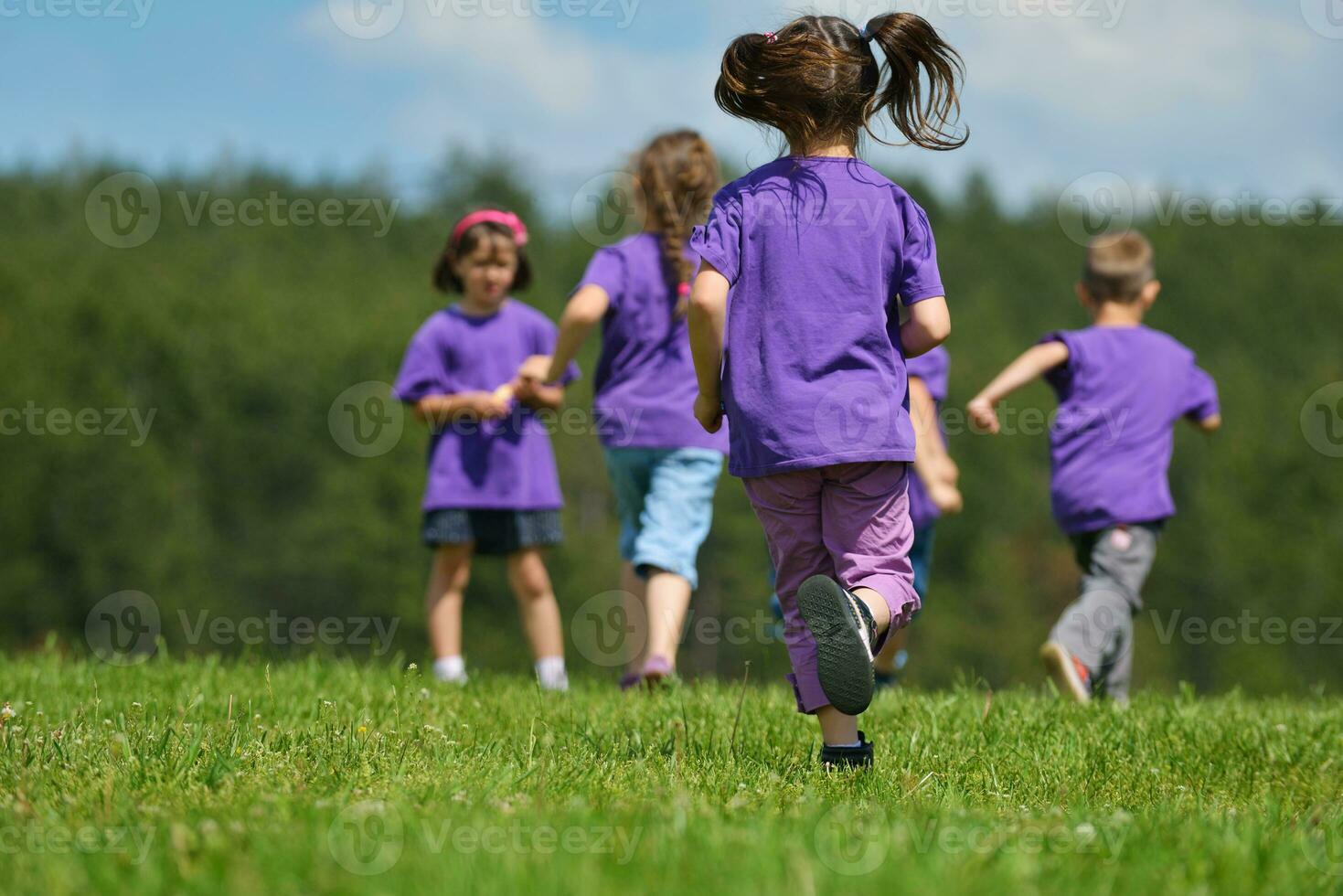 grupo de niños felices divertirse en la naturaleza foto