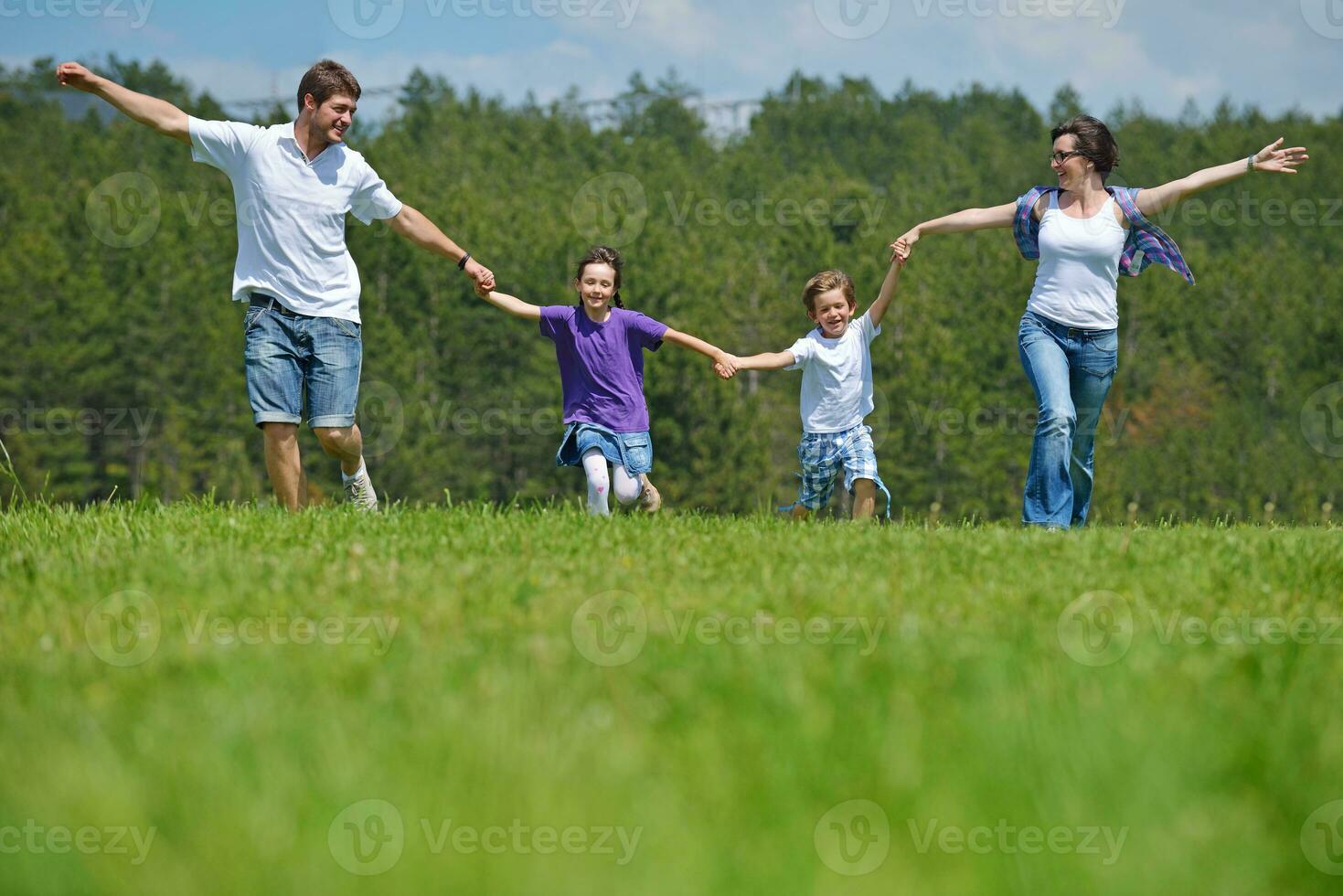 familia joven feliz divertirse al aire libre foto