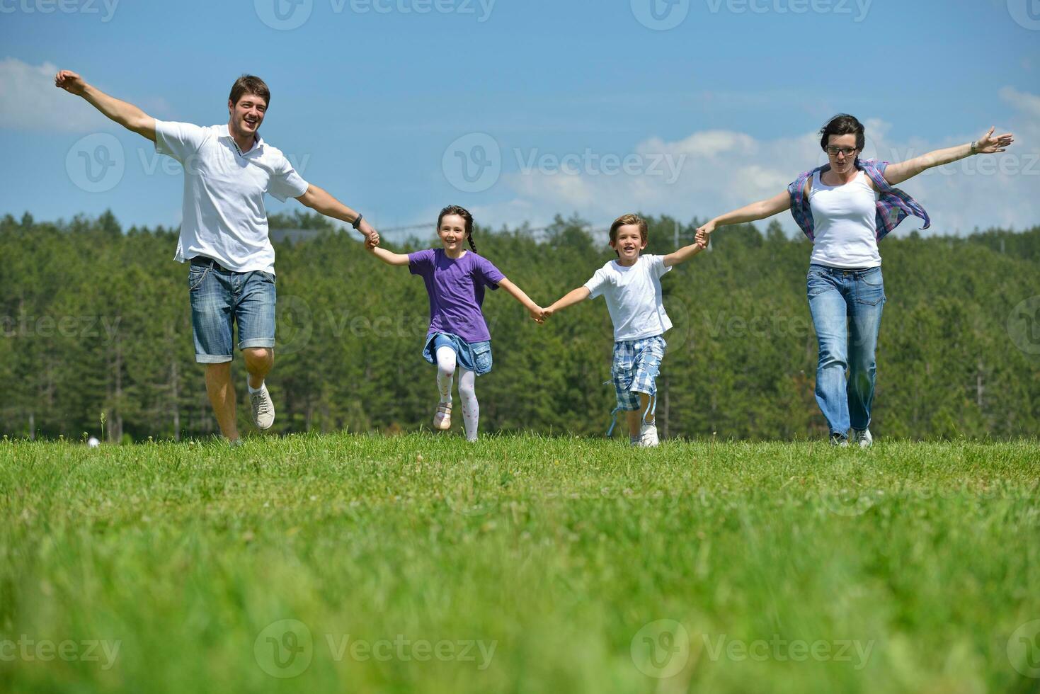 familia joven feliz divertirse al aire libre foto