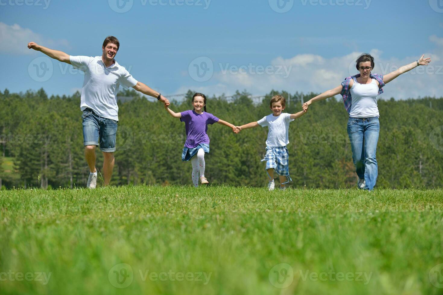 familia joven feliz divertirse al aire libre foto