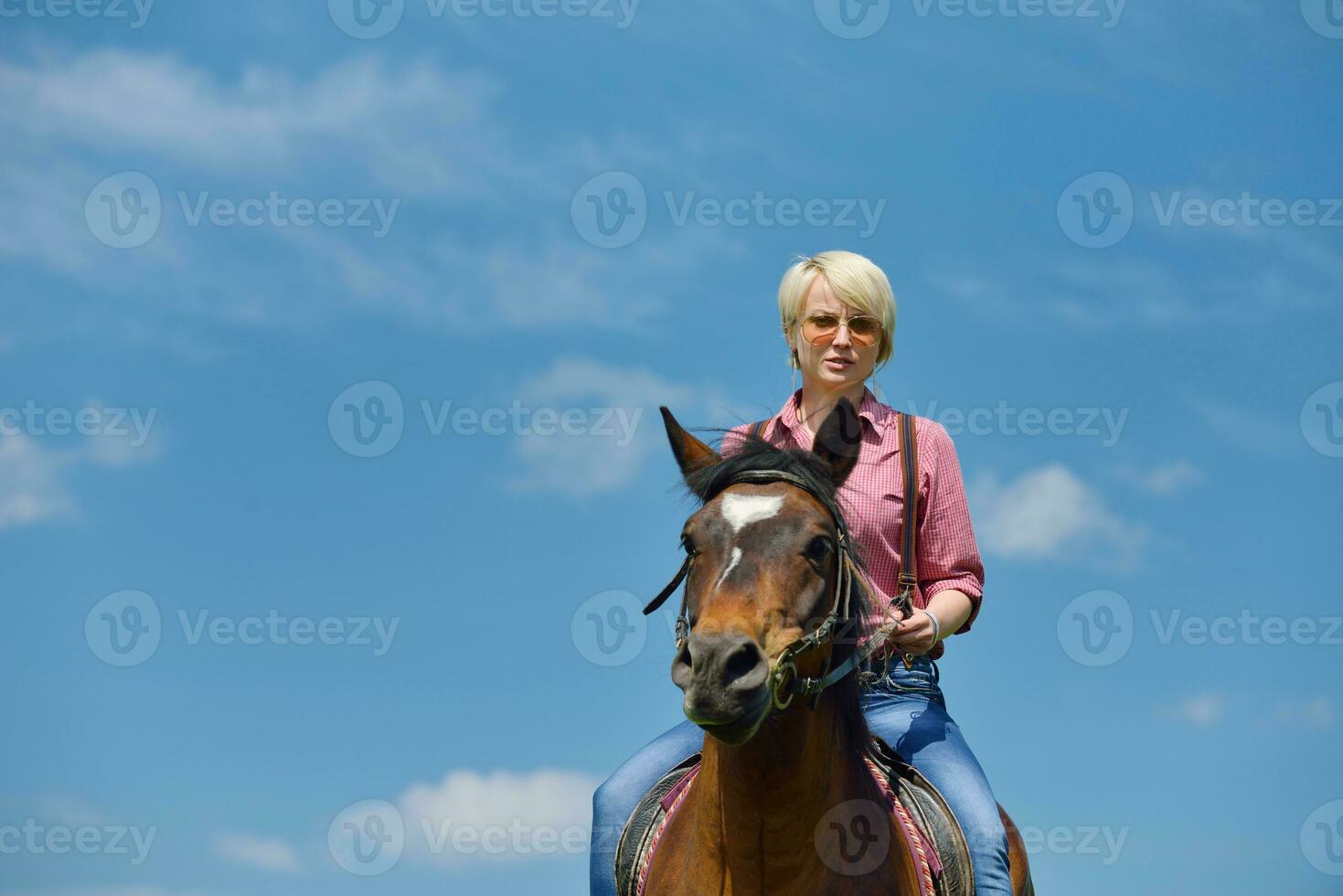 mujer feliz montar a caballo foto