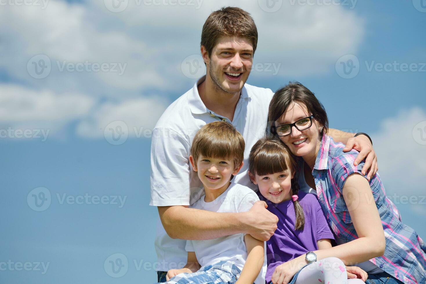 familia joven feliz divertirse al aire libre foto