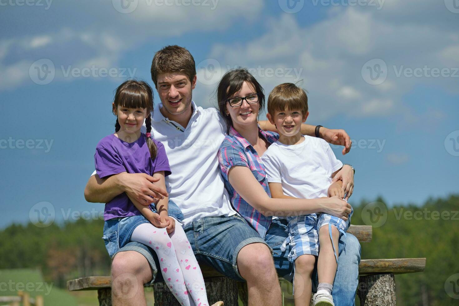 familia joven feliz divertirse al aire libre foto