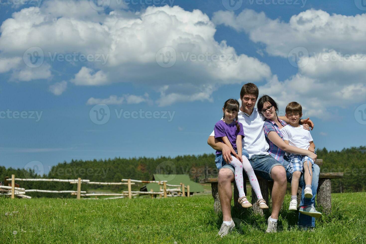 familia joven feliz divertirse al aire libre foto