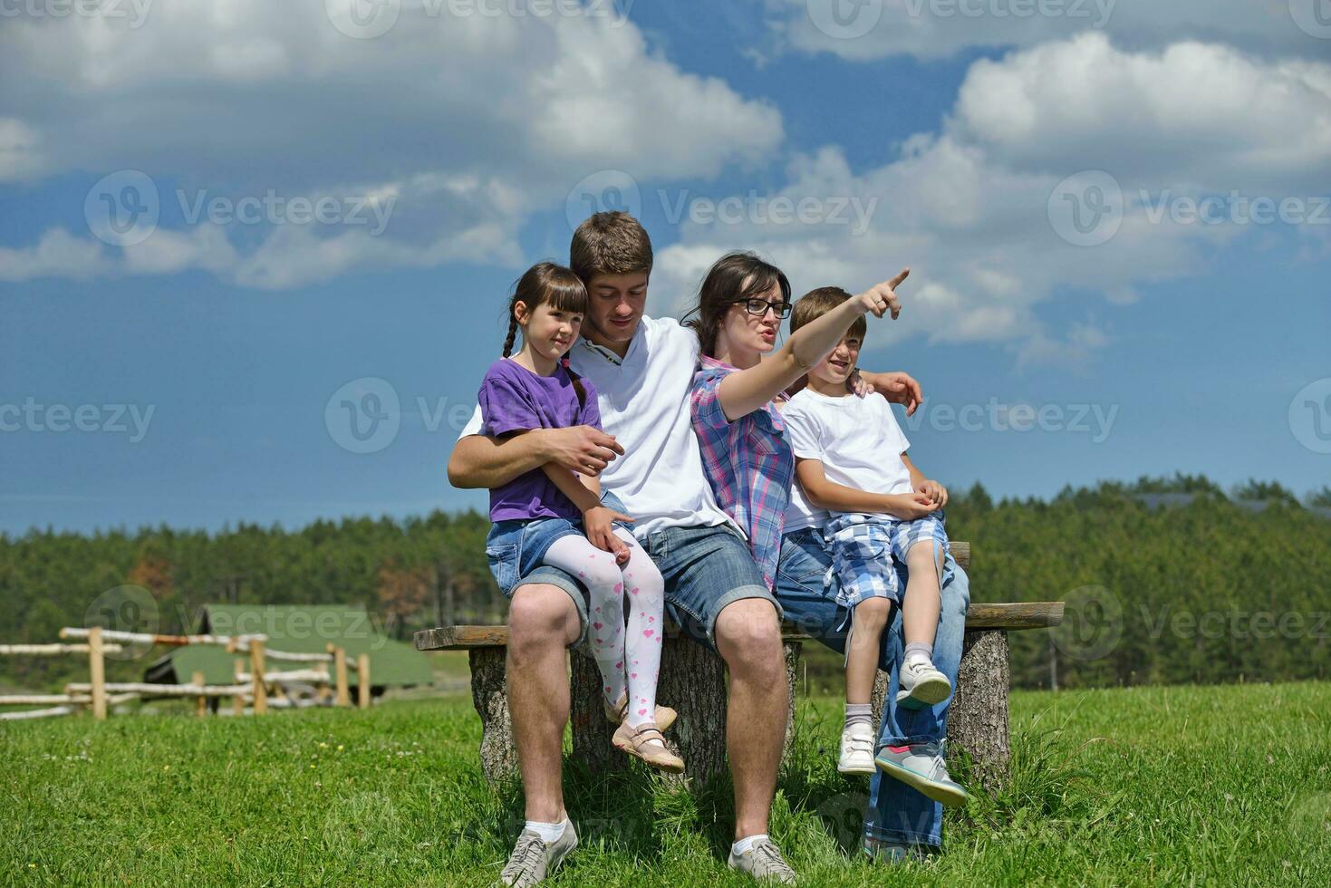 familia joven feliz divertirse al aire libre foto