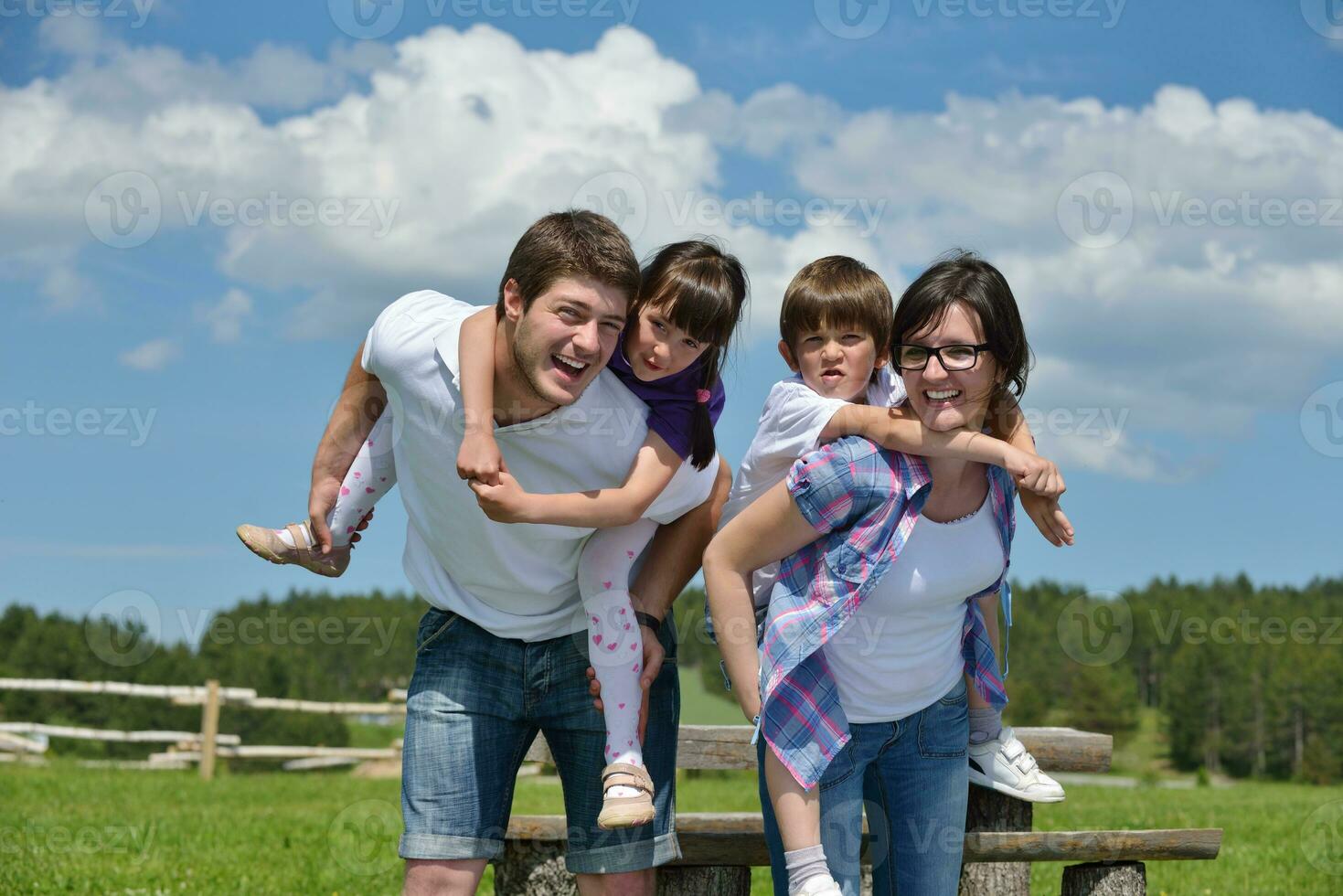 familia joven feliz divertirse al aire libre foto