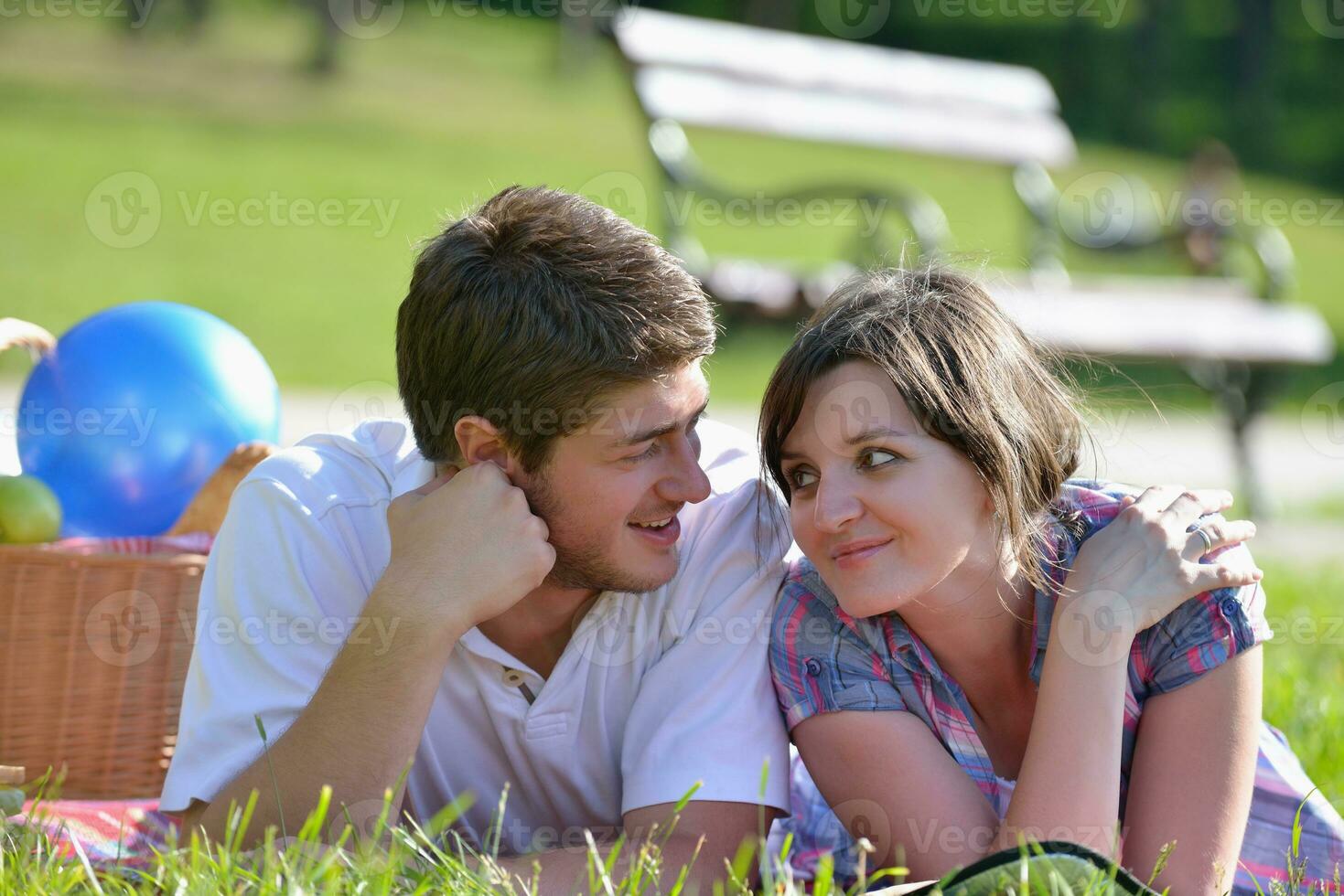 feliz pareja joven haciendo un picnic al aire libre foto