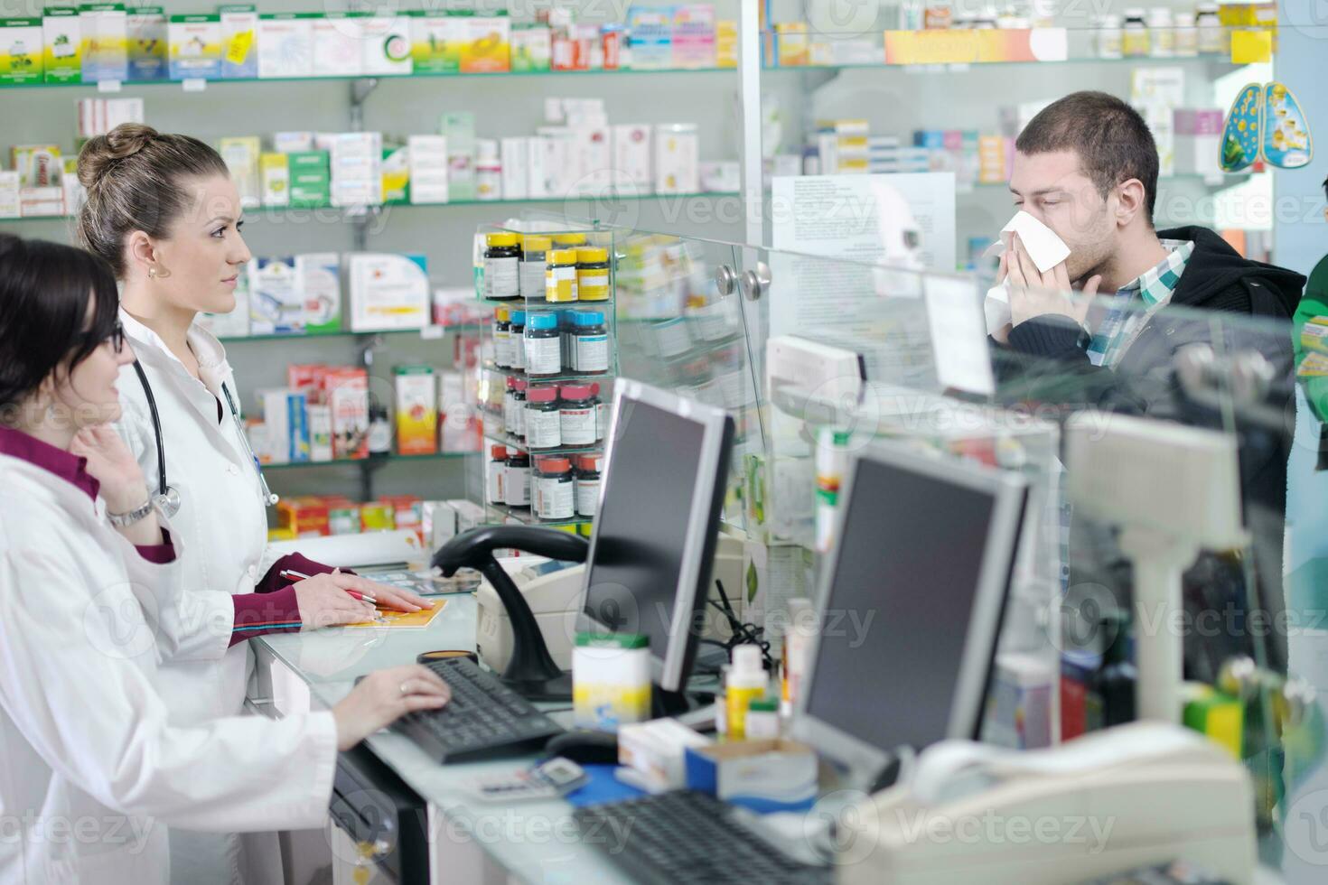 Farmacéutico sugiriendo drogas médicas al comprador en farmacia droguería foto