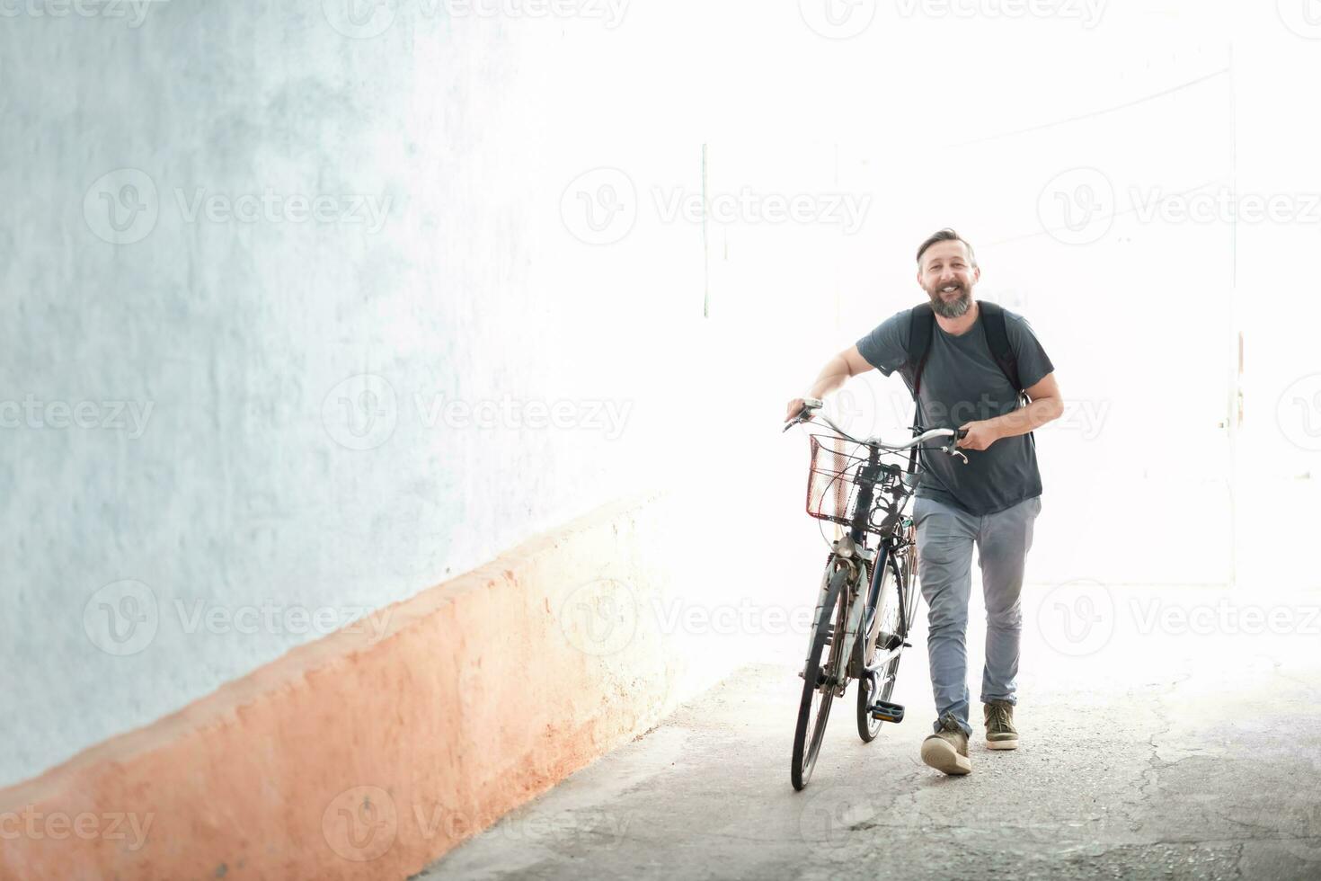 hipster, hombre, con, un, mochila, empujar, un, retro, bicicleta foto