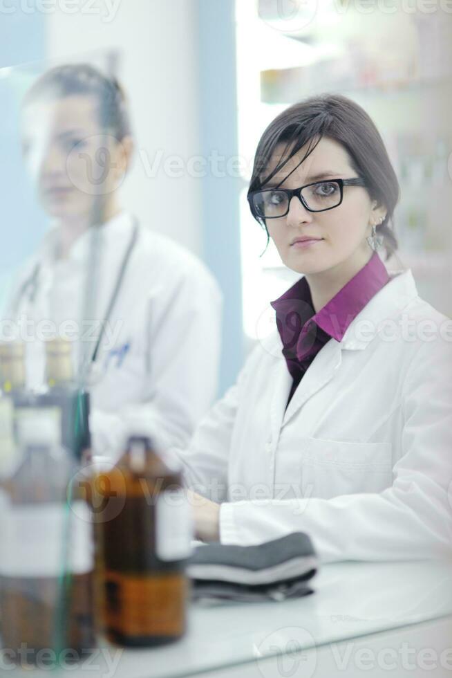 equipo, de, químico farmacéutico, mujer, en, farmacia, droguería foto