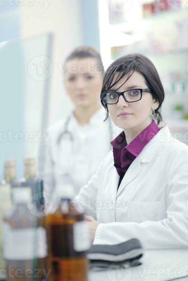 equipo, de, químico farmacéutico, mujer, en, farmacia, droguería foto