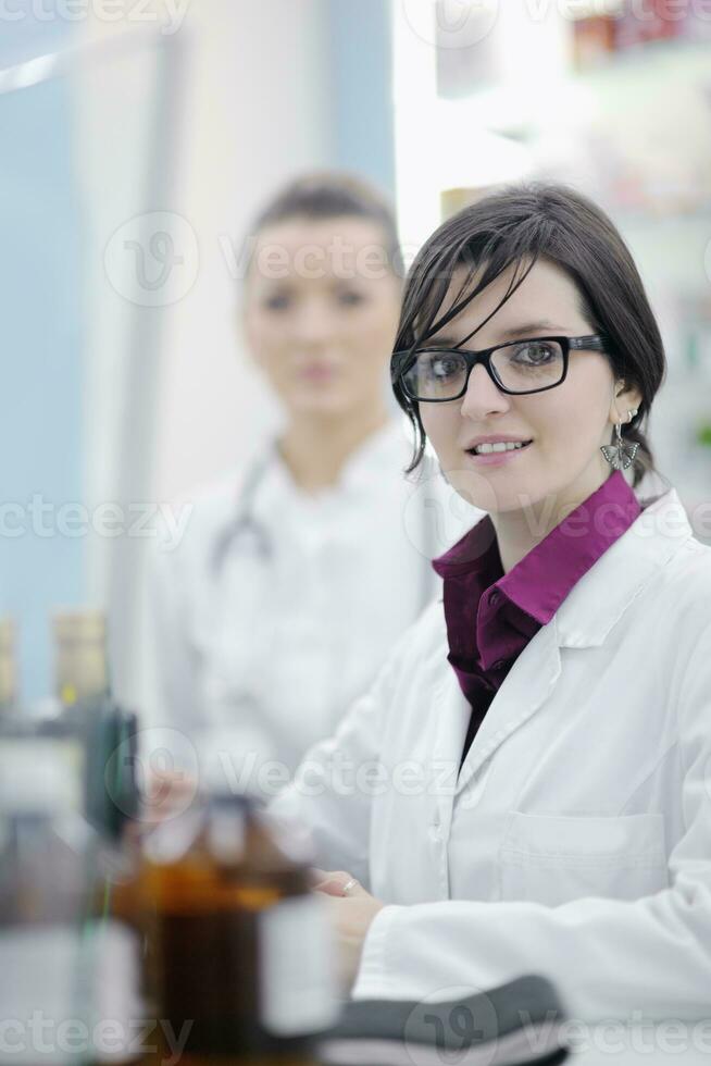 equipo, de, químico farmacéutico, mujer, en, farmacia, droguería foto