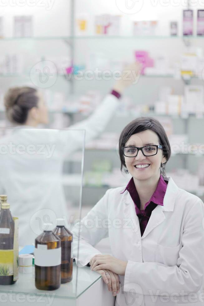 equipo, de, químico farmacéutico, mujer, en, farmacia, droguería foto