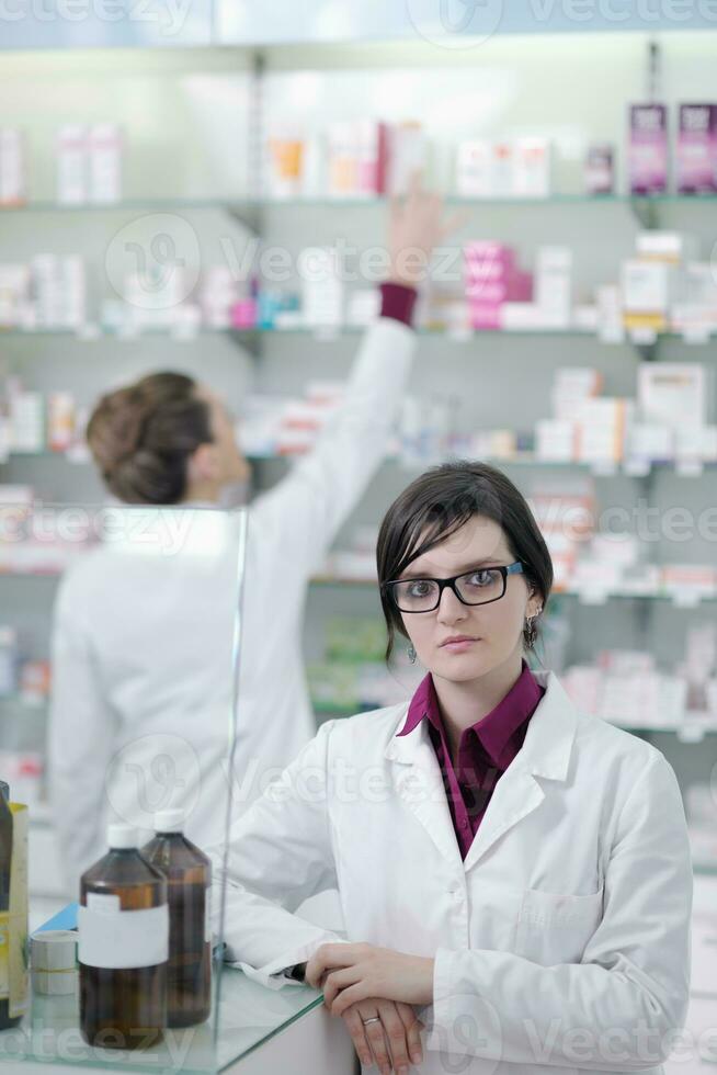 equipo, de, químico farmacéutico, mujer, en, farmacia, droguería foto