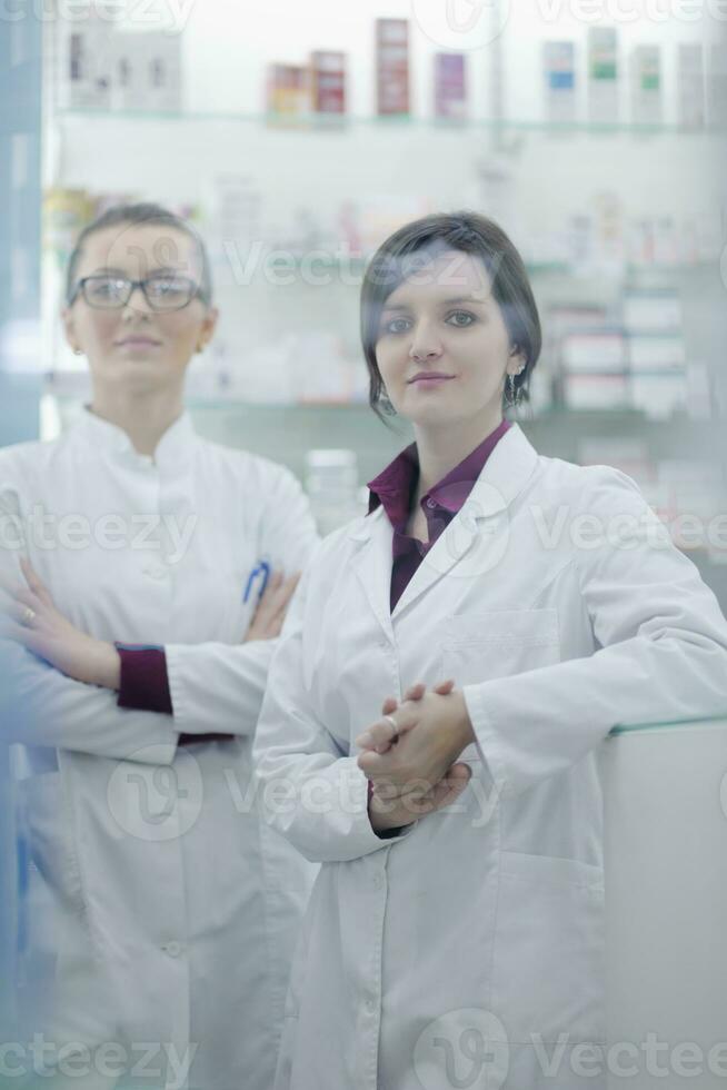 equipo, de, químico farmacéutico, mujer, en, farmacia, droguería foto