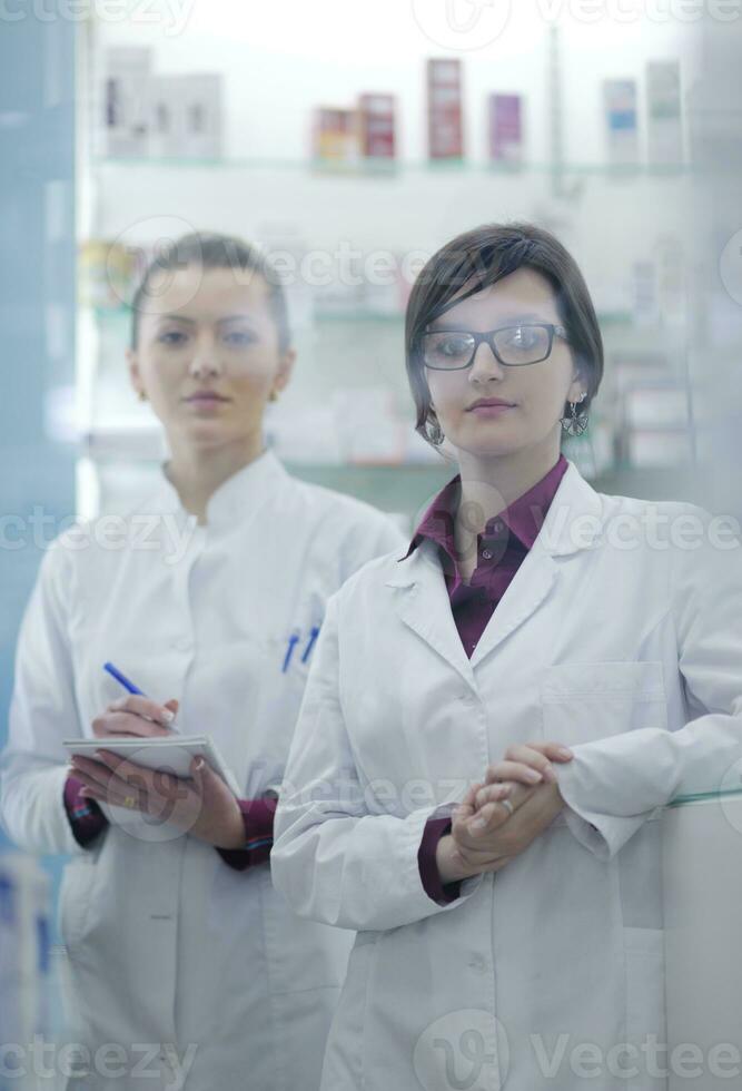 equipo, de, químico farmacéutico, mujer, en, farmacia, droguería foto