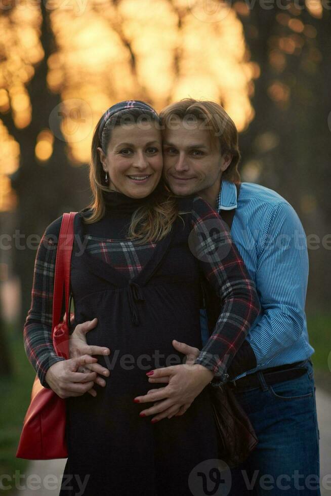 joven pareja embarazada diviértete y relájate foto