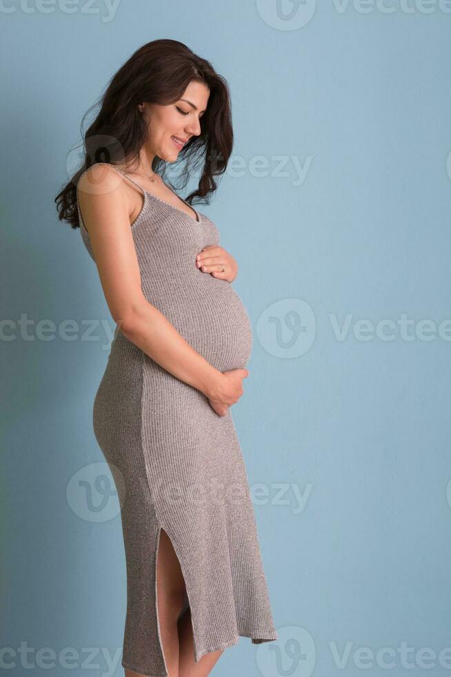 retrato, de, mujer embarazada, encima, fondo azul foto