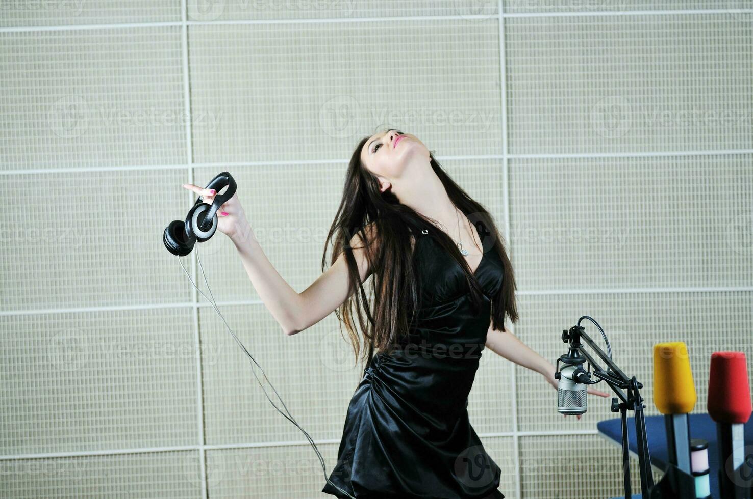 woman headset dance photo