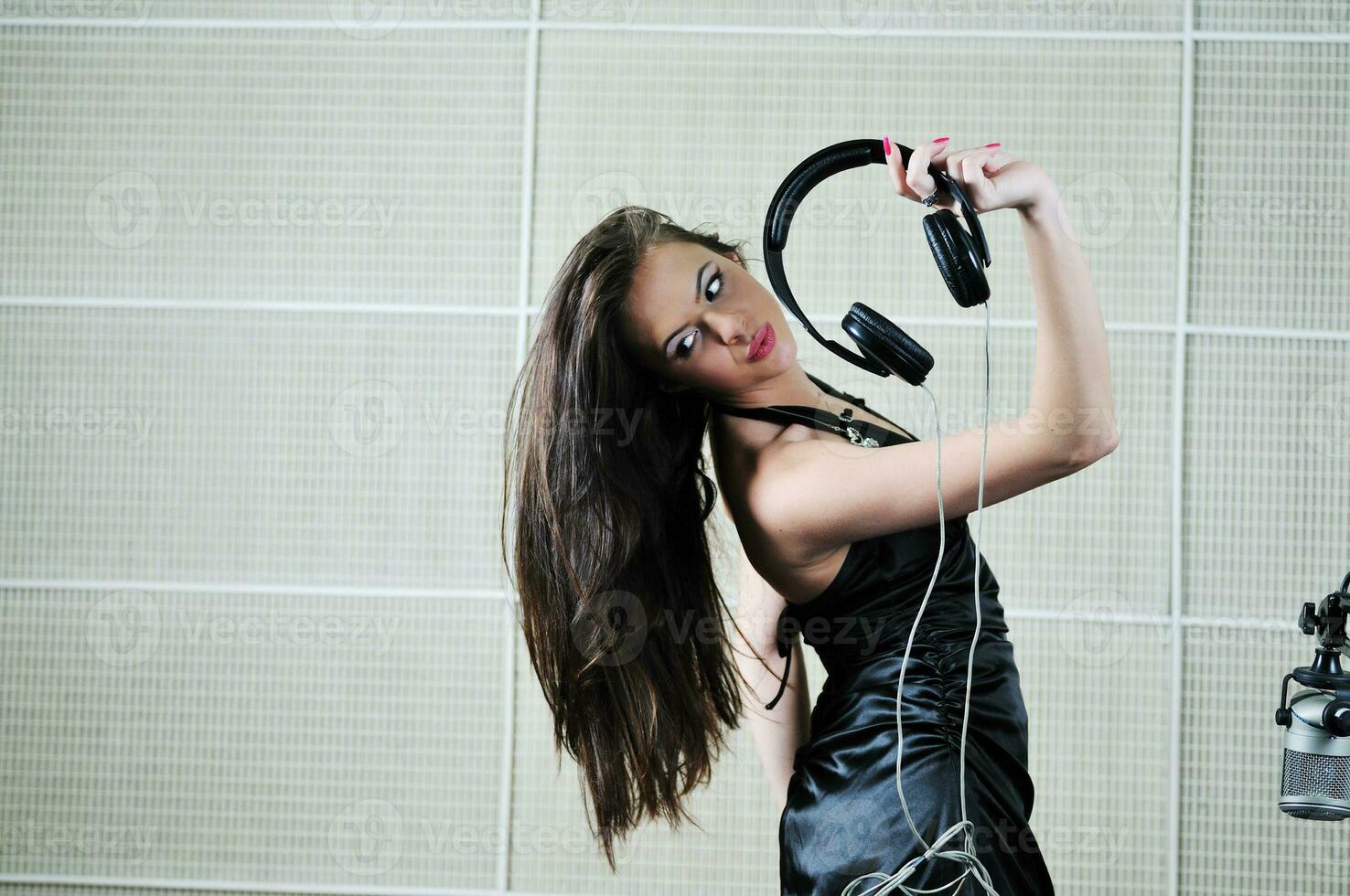 woman headset dance photo