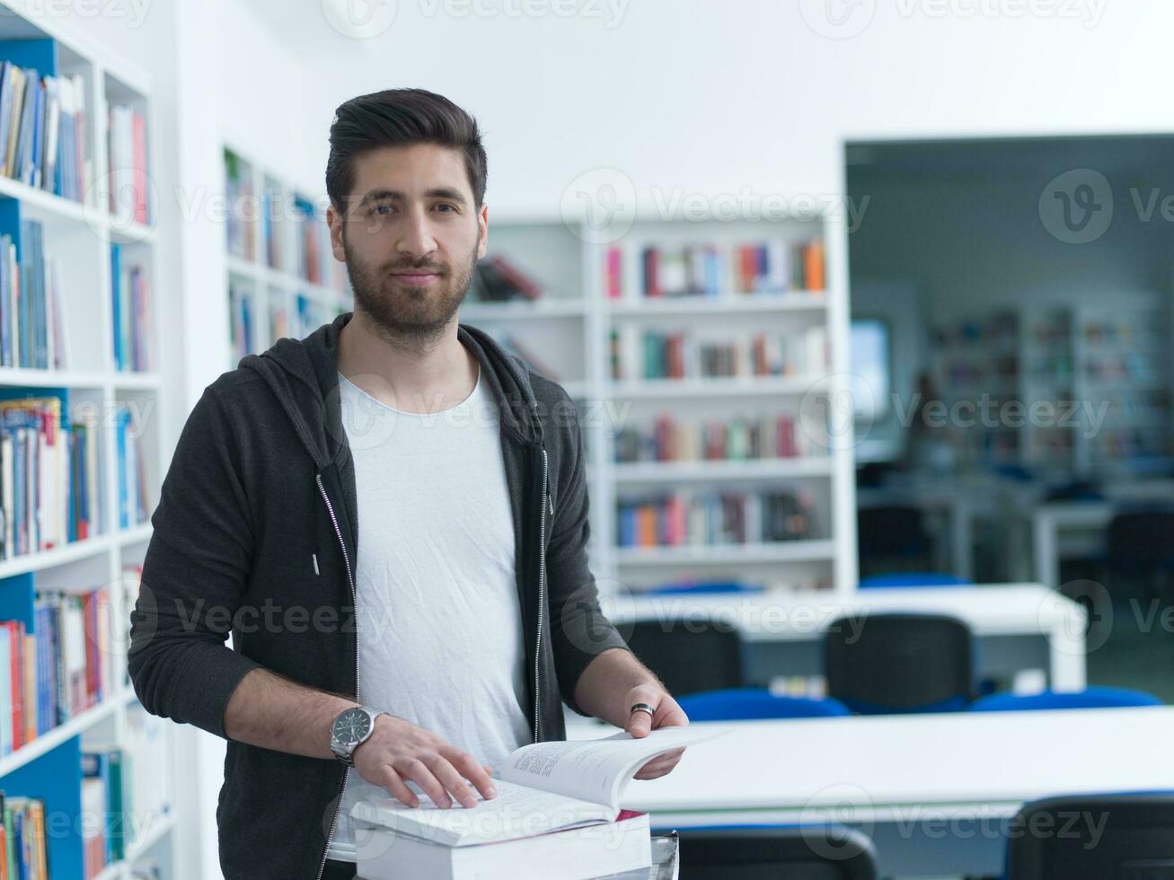 estudiante en colegio biblioteca foto