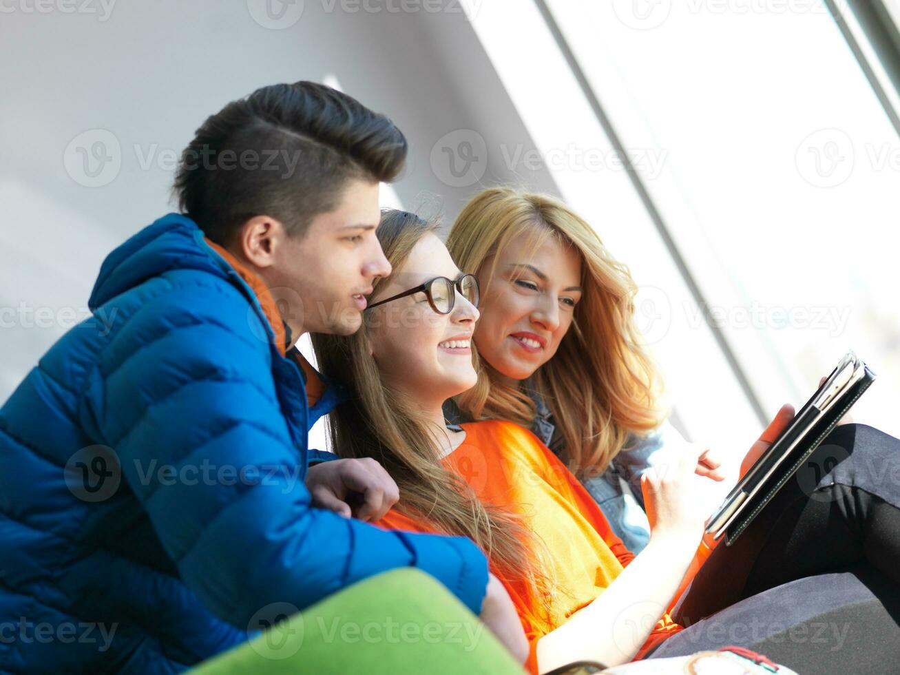 grupo de estudiantes trabajando juntos en un proyecto escolar foto