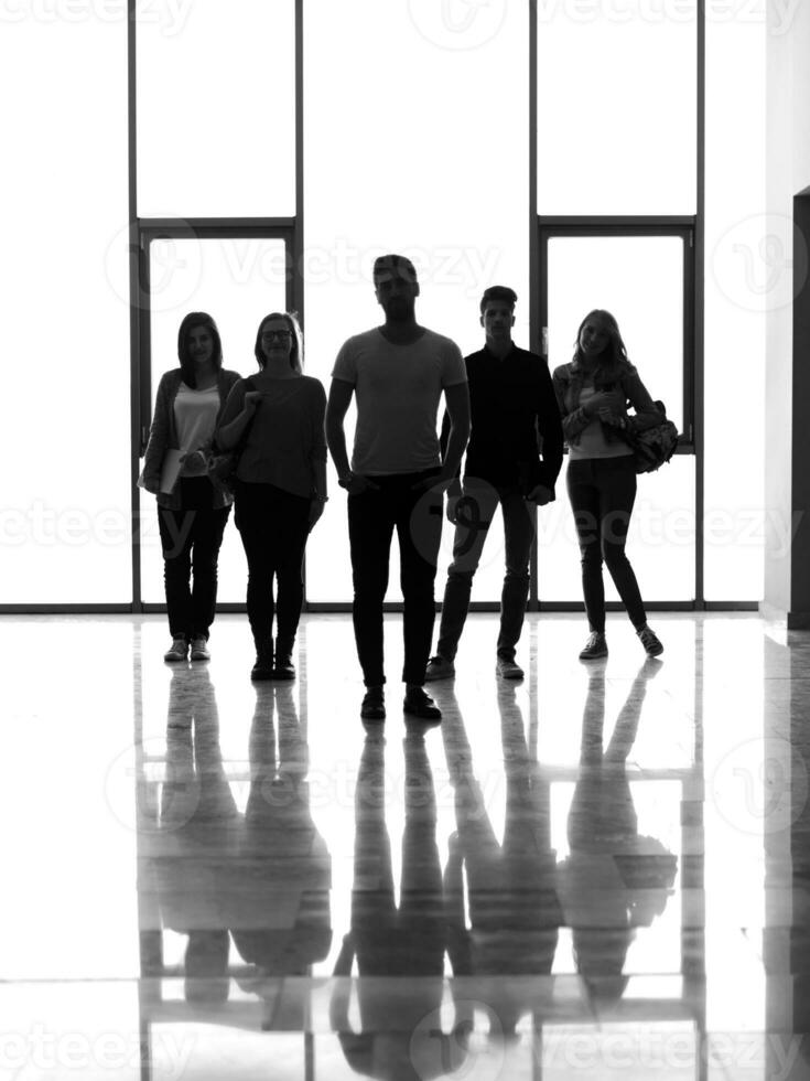 grupo de estudiantes de pie juntos como equipo foto