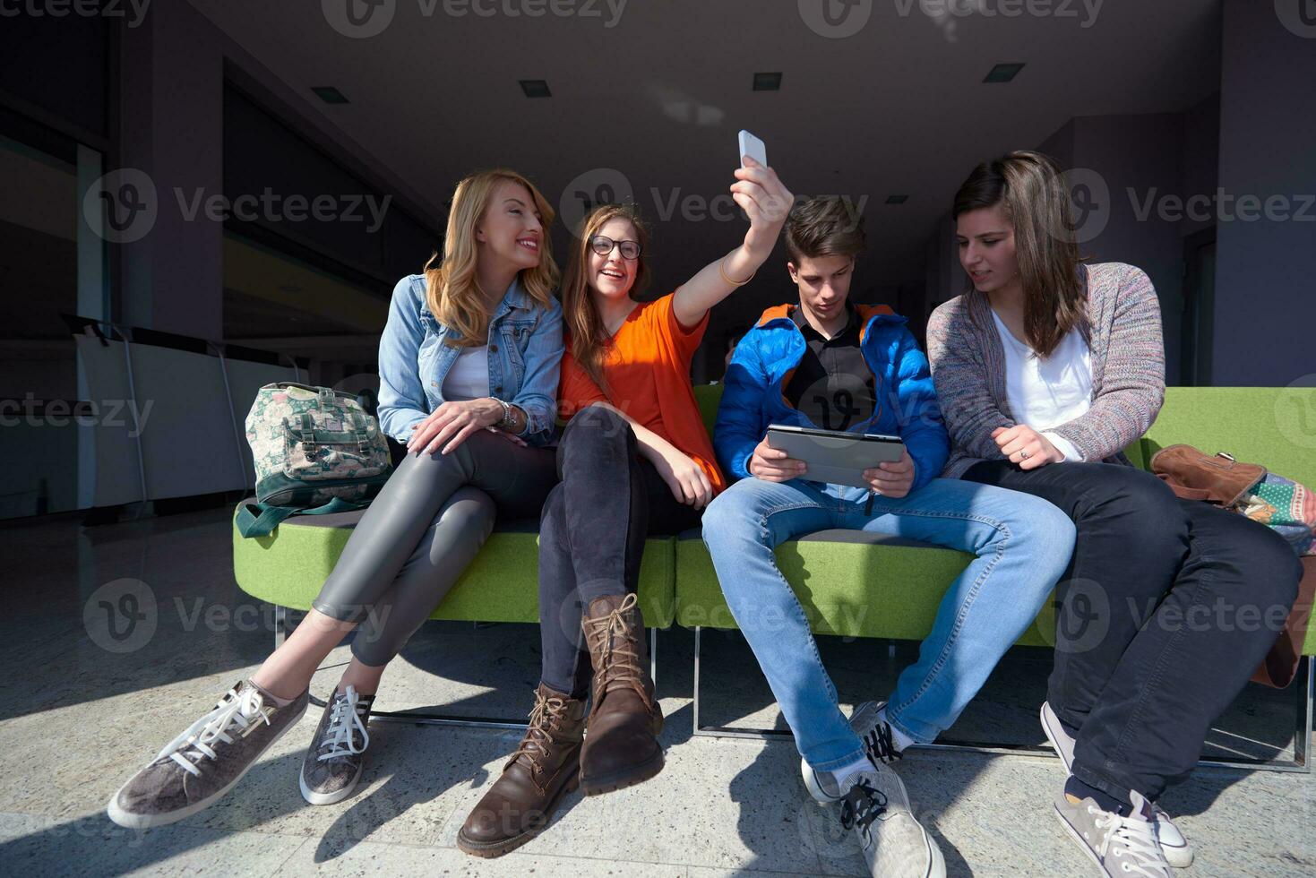 grupo de estudiantes tomando selfie foto