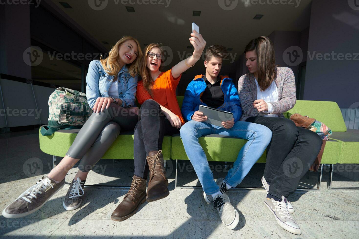 grupo de estudiantes tomando selfie foto