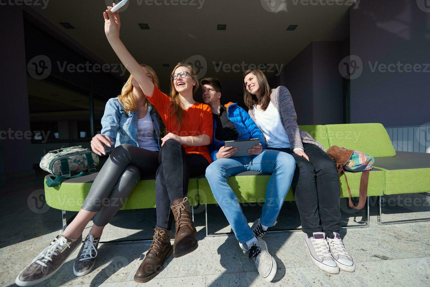 grupo de estudiantes tomando selfie foto