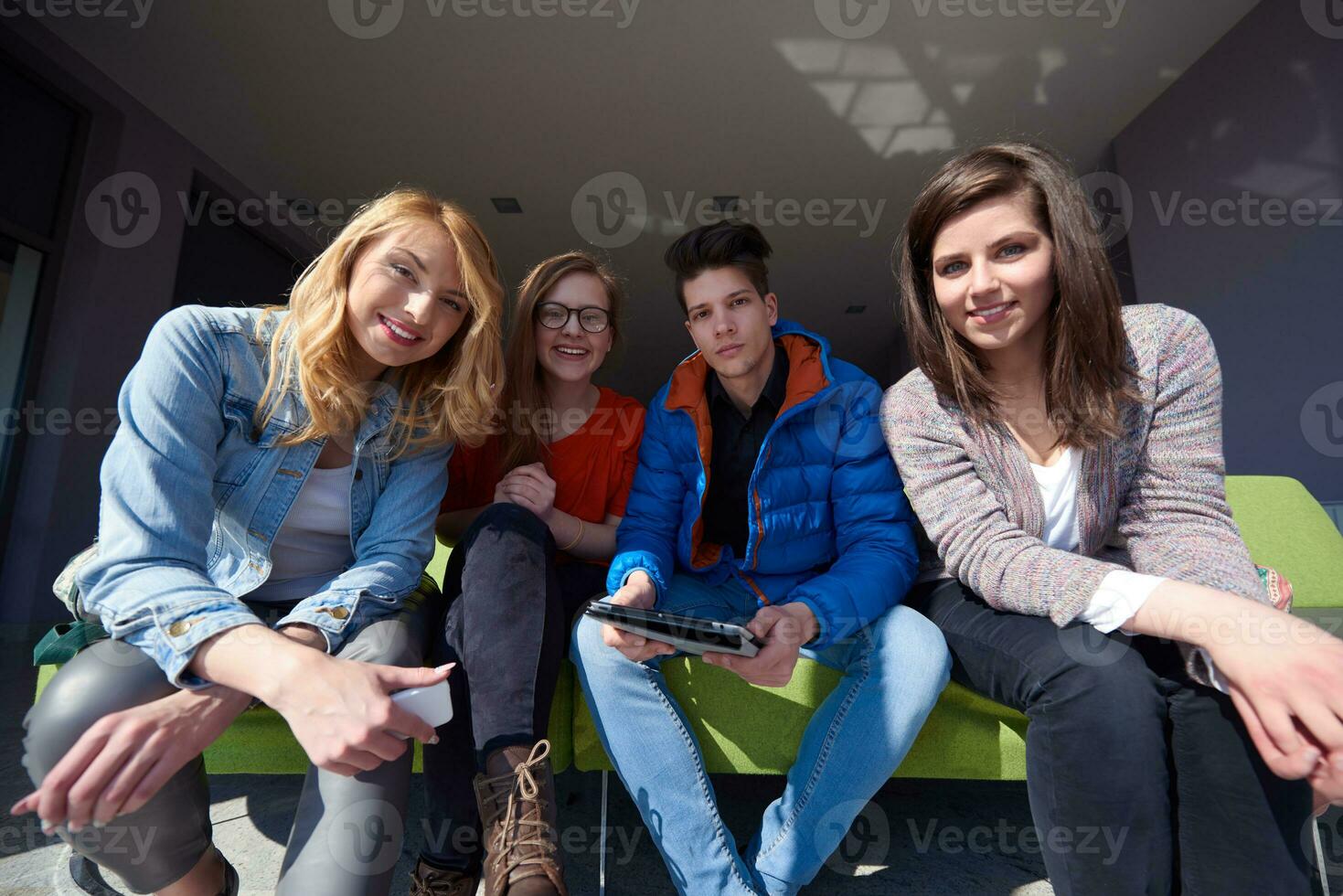 grupo de estudiantes trabajando juntos en un proyecto escolar foto