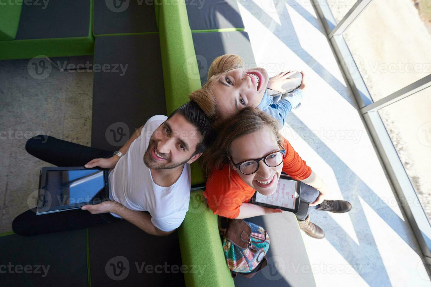 grupo de estudiantes trabajando juntos en un proyecto escolar foto