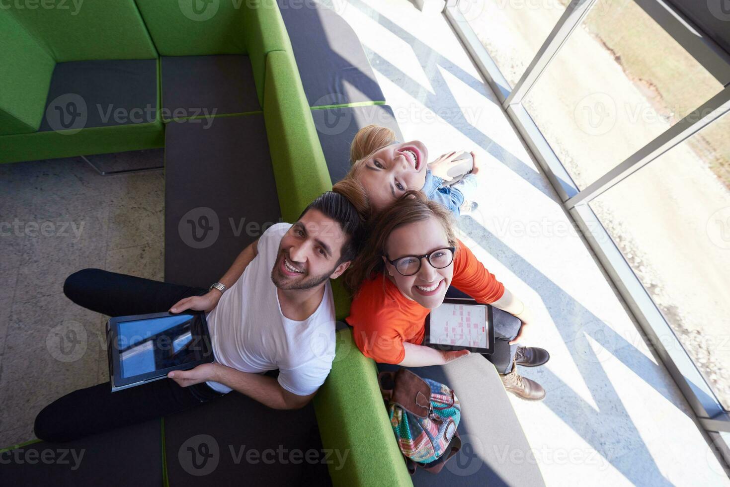 grupo de estudiantes trabajando juntos en un proyecto escolar foto