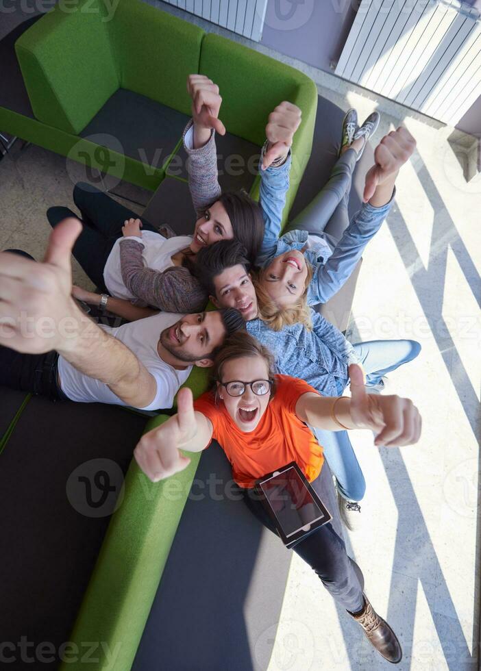 grupo de estudiantes trabajando juntos en un proyecto escolar foto