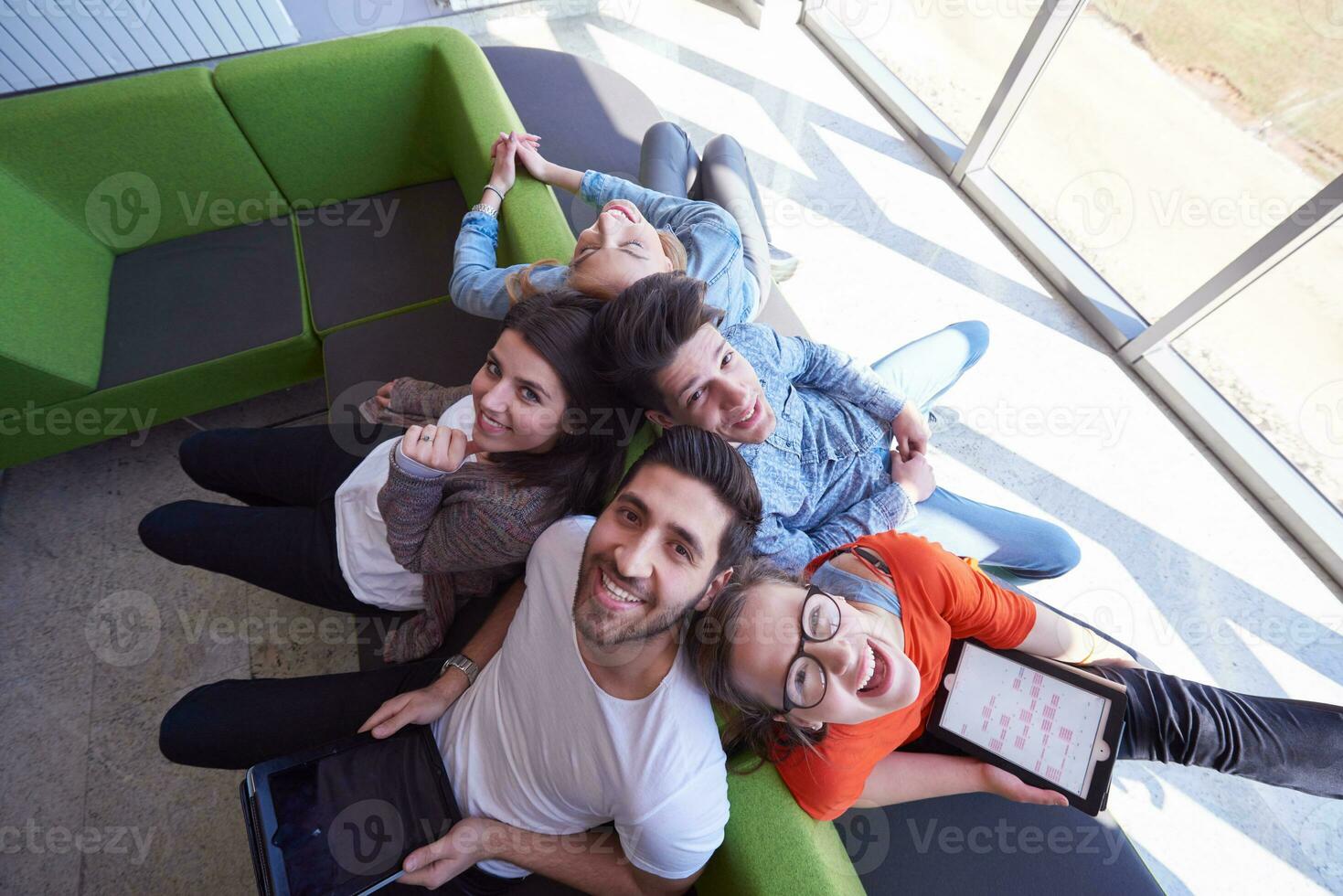 grupo de estudiantes trabajando juntos en un proyecto escolar foto