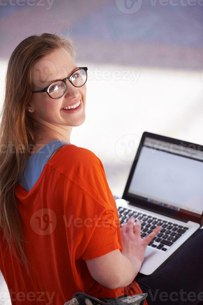 chica estudiante con computadora portátil foto