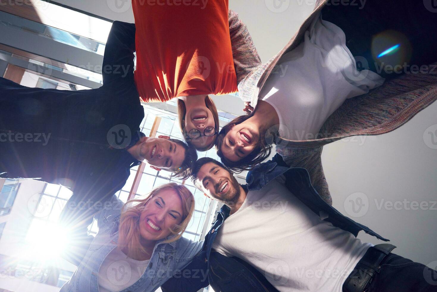 estudiantes felices celebran foto